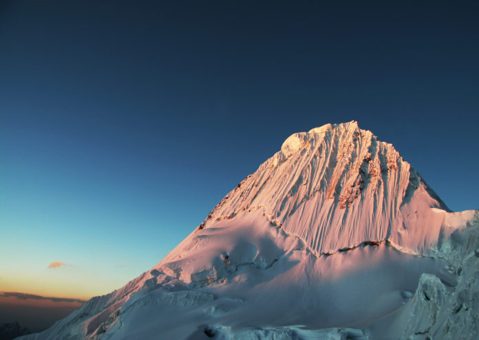 Der Gipfel des Alpamayo im Abendlicht