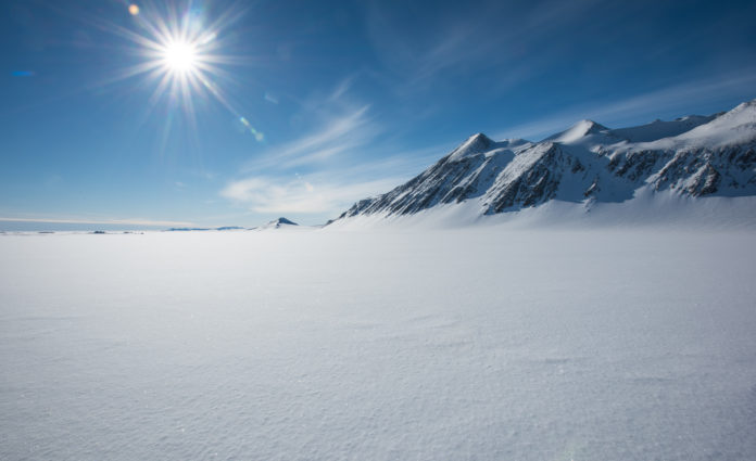 Das Vinson Massiv in der Antarktis bei Sonnenschein
