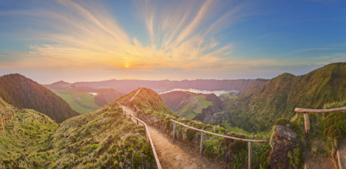 Azoren Wanderweg auf den Azoren bei Sonnenuntergang
