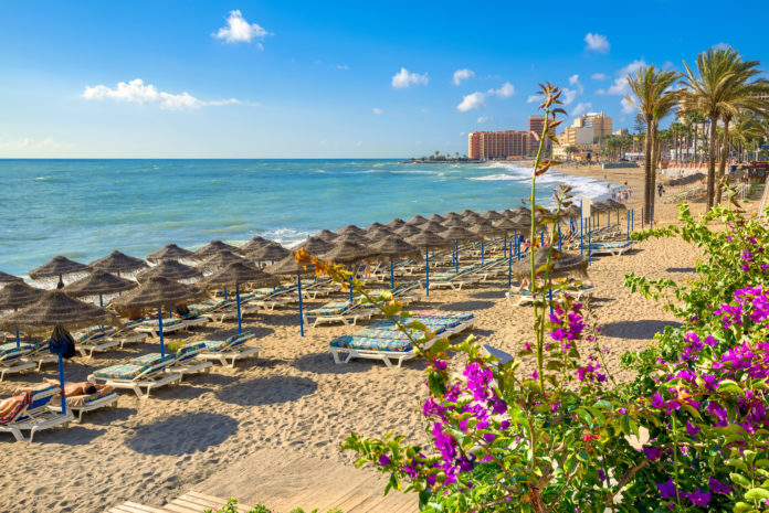 Benalmadena Der Strand von Benalmadena mit Liegebetten und Palmen