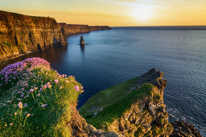 Cliffs of Moher Die Cliffs of Moher bei Sonnenuntergang