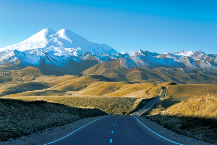 Der Elbrus in Russland mit Straße im Vordergrund