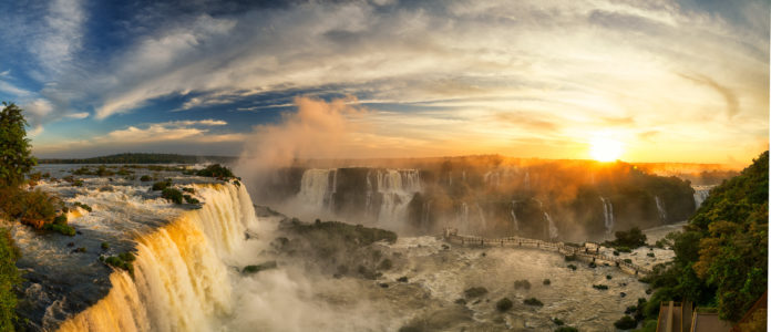 Panorama von den Iguazú Wasserfälle bei Sonnenuntergang