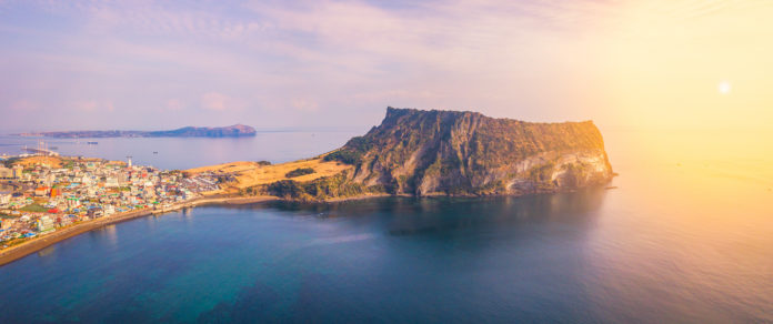 Luftaufnahme der Insel Jejudo bei Sonnenuntergang