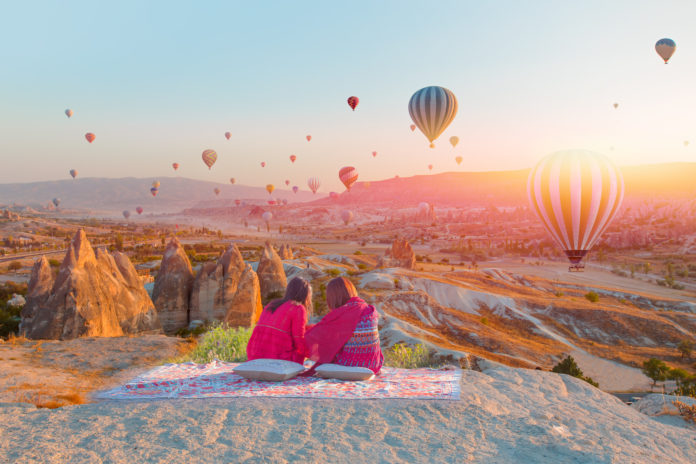 Kappadokien Sonnenuntergang Zwei Touristen bei Sonnenuntergang in Kappadokien