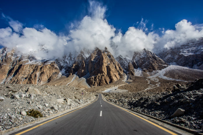 Der Karakorum Highway in Pakistan mit mächtigem Bergpanorama