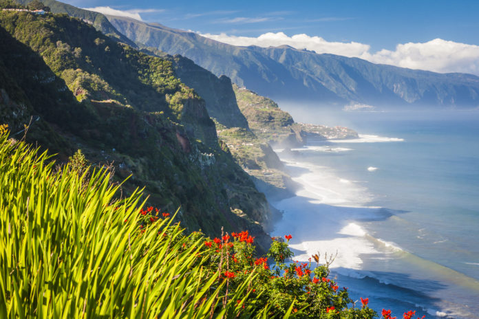 Klippen Madeira Klippen mit Meer an der Küste von Madeira