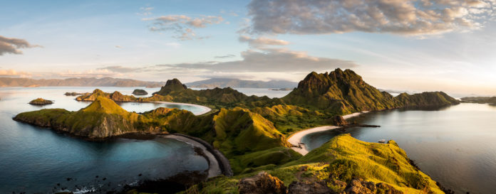 Panoramaaufnahme vom Komodo Nationalpark bei Sonnenuntergang