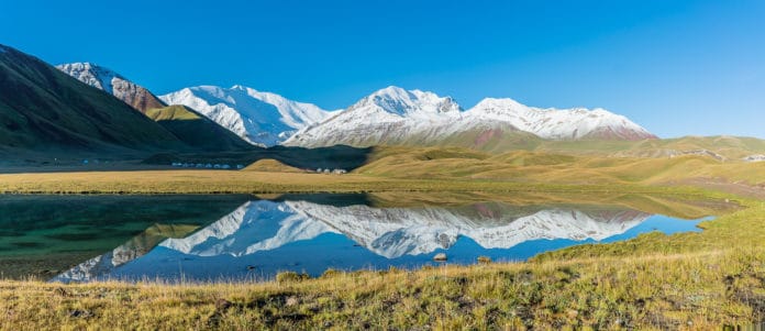 Lenin Peak Der Tulpar Kol See mit dem Lenin Peak im Hintergrund