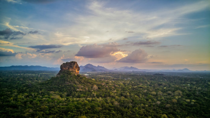 Lion Rock Der berühmte Lion Rock in Sigiriya auf Sri Lanka bei Abendstimmung