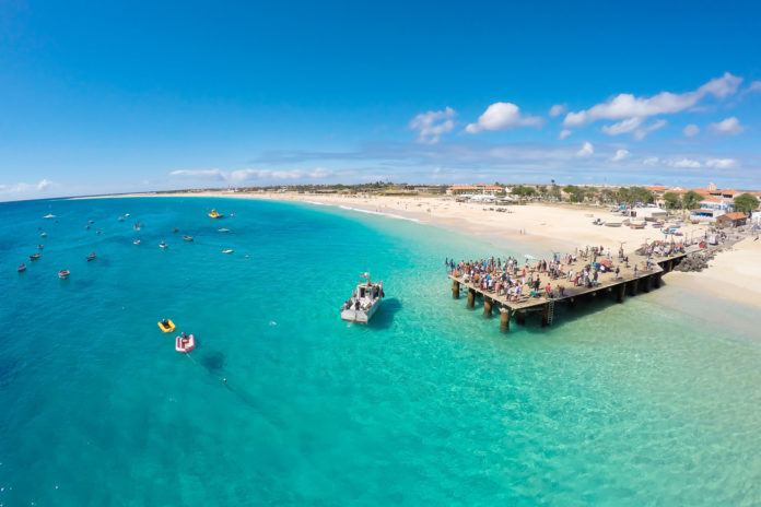 Luftaufnahme Santa Maria Beach Der Steg vom Santa Maria Beach auf den Kapverden von oben