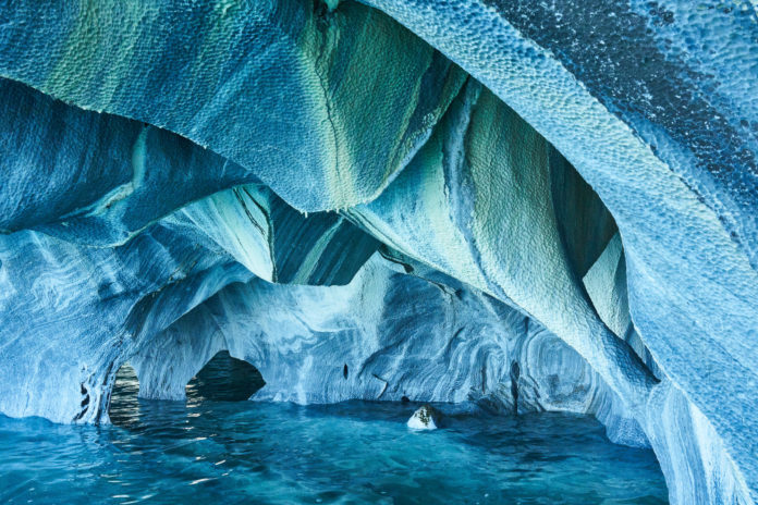 Die bunten Marble Caves mit türkisem Wasser