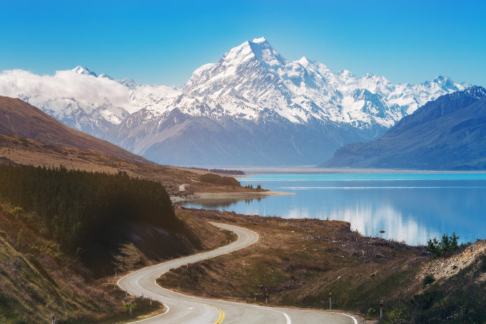 Mount Cook mit Straße im Vordergrund