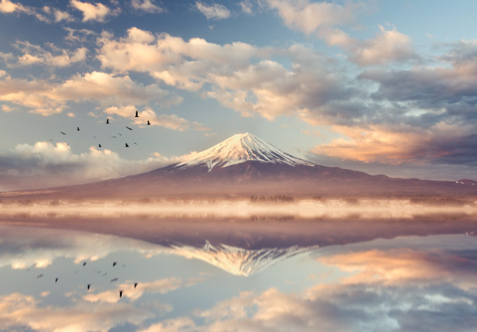 Der Mount Fuji mit Spiegelung im Kawaguchiko See