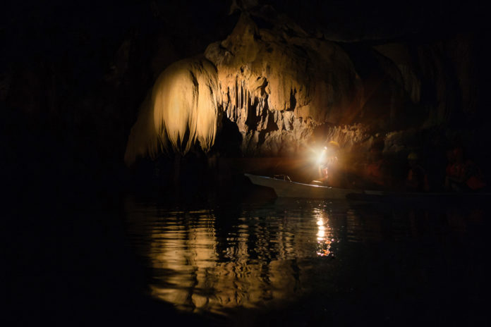 Boot mit Lambe im Puerto Princesa Subterranean River National Park