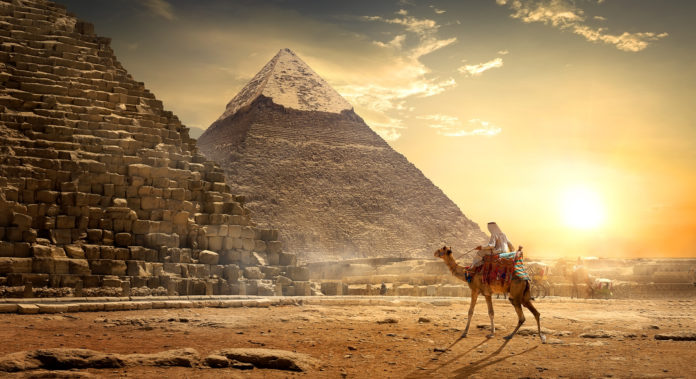 Pyramiden von Gizeh Nomade vor den Pyramiden von Gizeh bei Sonnenuntergang