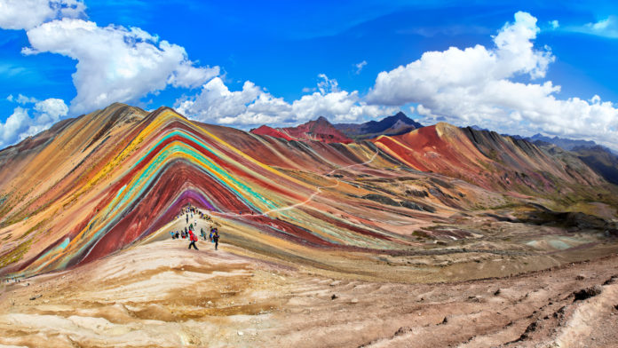 Touristen vor den Regenbogenbergen in Peru