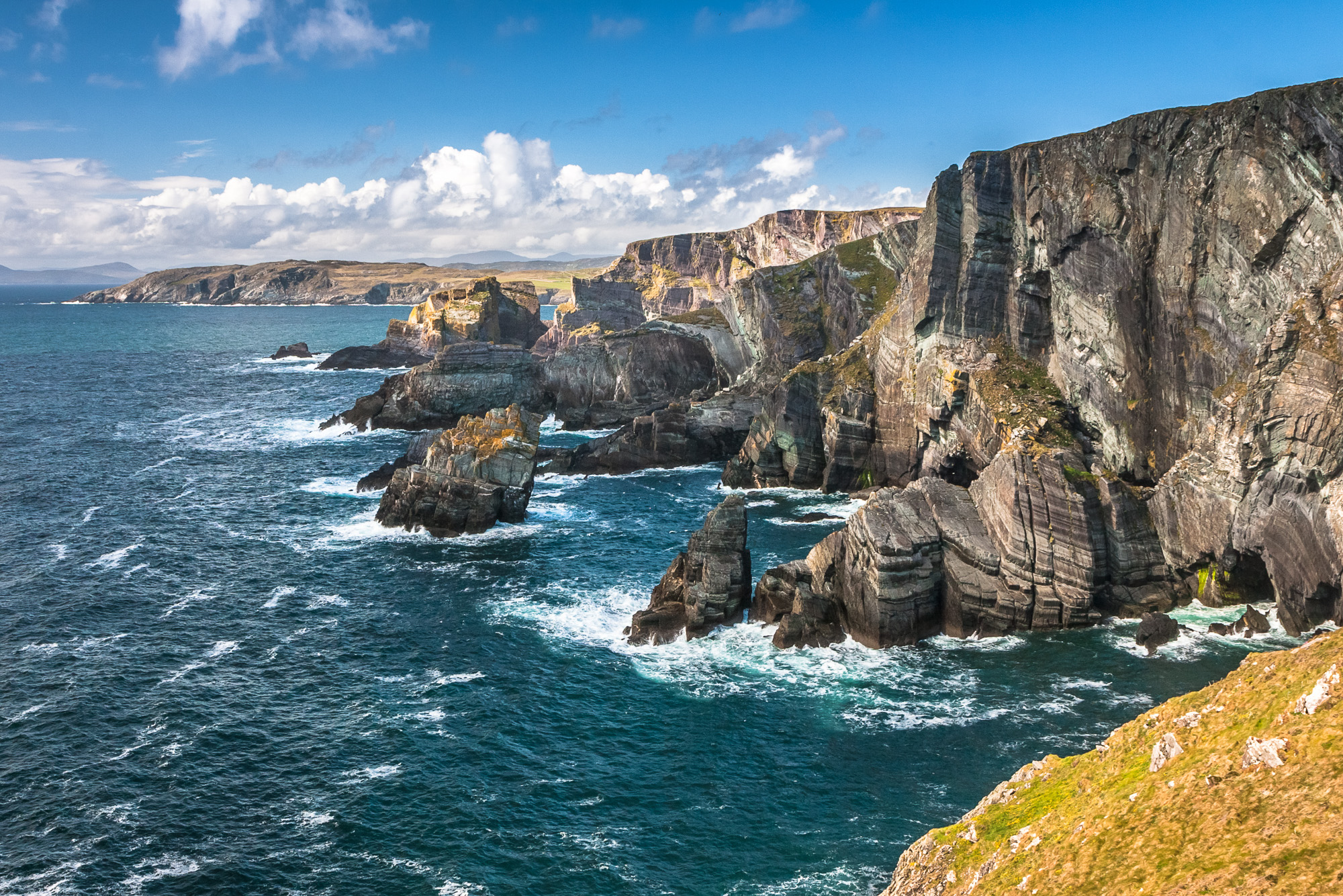 irland-steile-k-sten-und-gr-ne-wiesen-zum-verieben-hello-planet