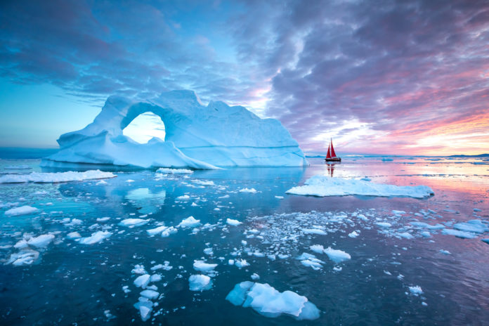 Rotes Segelboot Disko Bay Polarnacht Segelboot in der Polarnacht in der Disko Bay