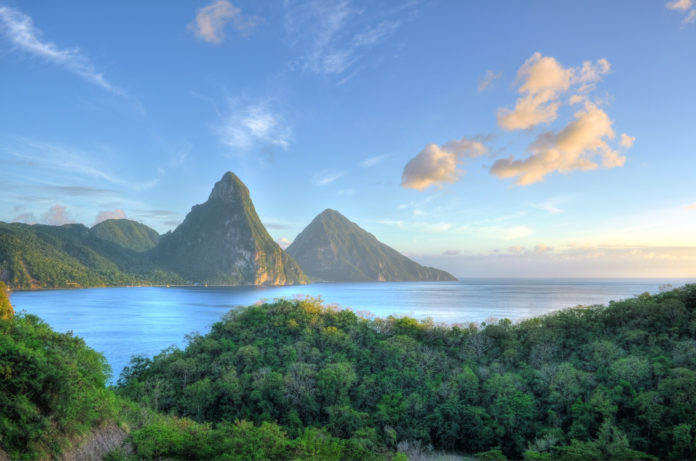 Saint Lucia Die Pitons auf Saint Lucia bei Abendstimmung