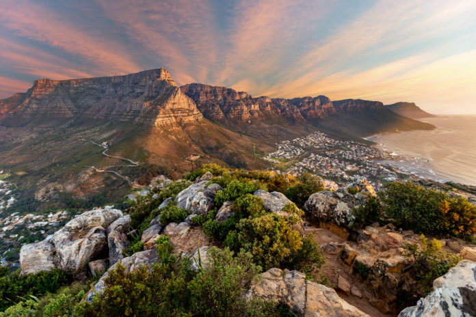 Sonnenuntergang in Kapstadt mit dem Tafelberg im HIntergrund
