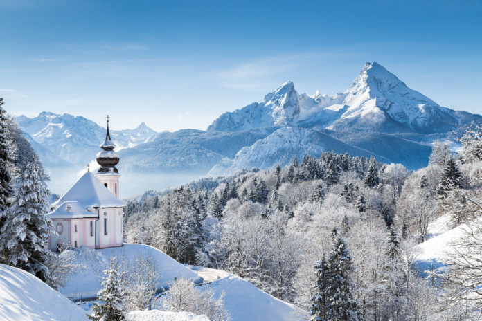 Der Watzmann miz der Kirche von Maria Gern im Vordergrund