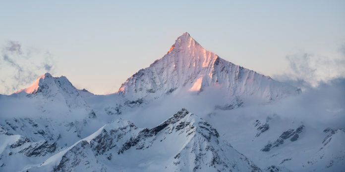 Das majestätische Weisshorn bei Sonnenaufgang