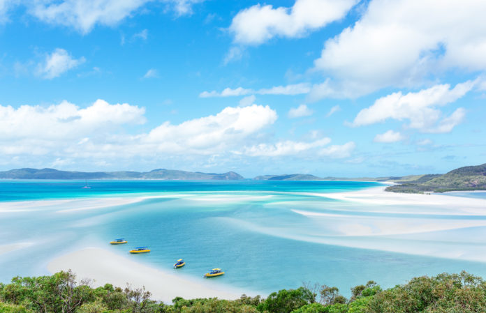Luftaufnahme von den weißen Stränden der Whitsunday Islands