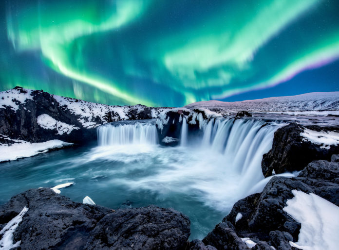 Nordlichter Godafoss Island Godafoss im Winter mit Nordlichtern