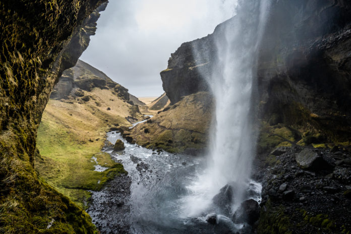 Der Kvernufoss von hinten fotografiert