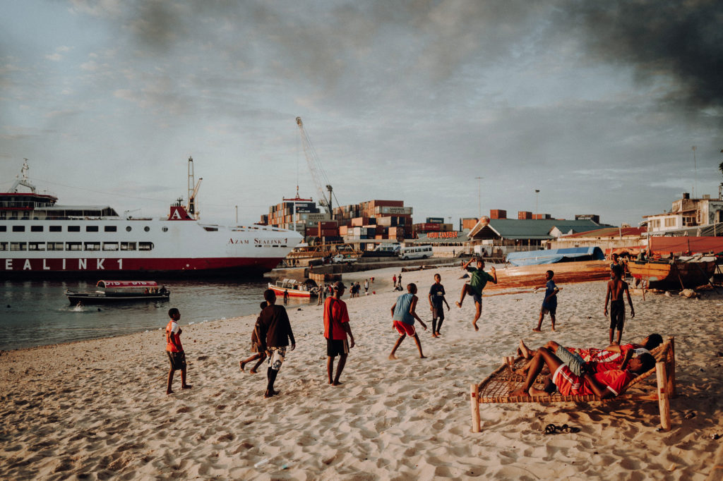 Strandszene am Hafen von Stone Town