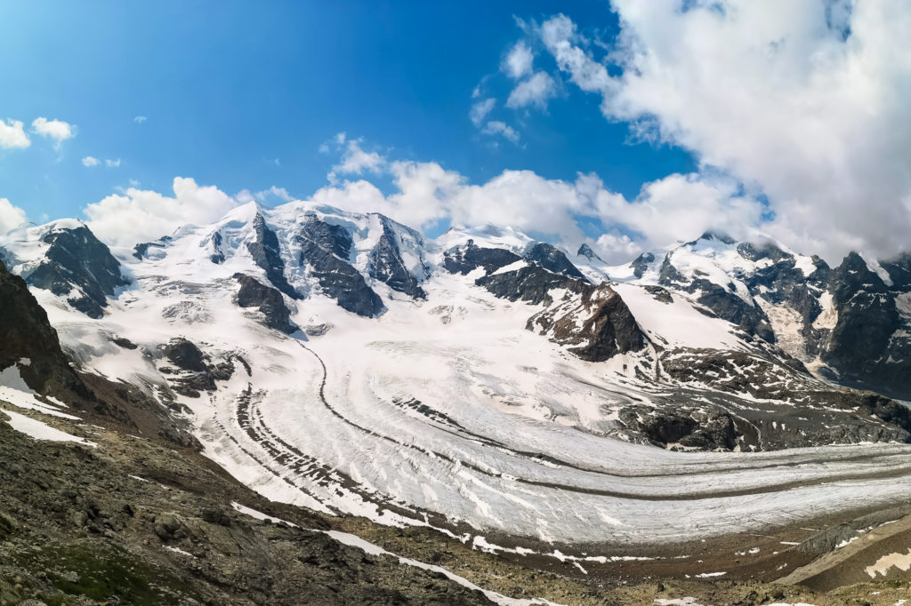 Blick auf die Bernina Gruppe von der Bergstation der Diavolezza Seilbahn